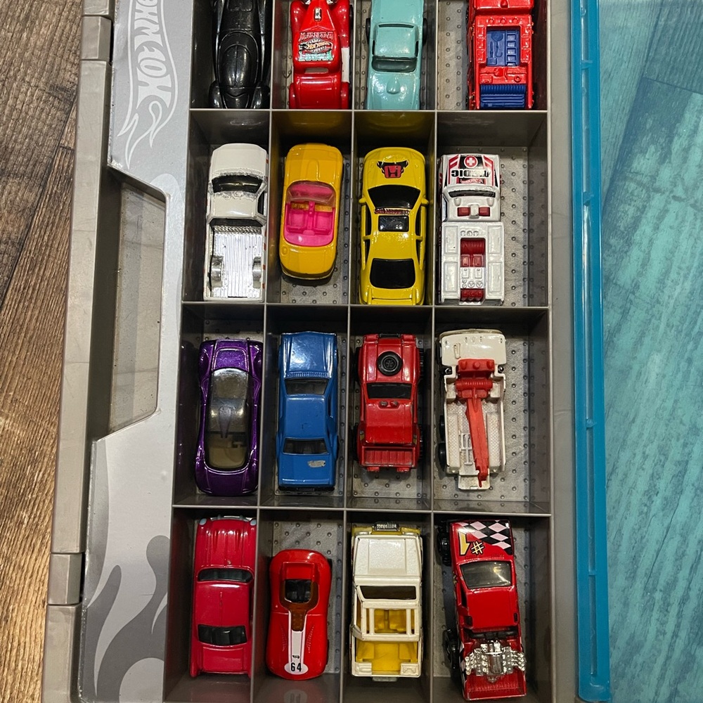 Hot Wheels Car Organizer with Vehicle Selection